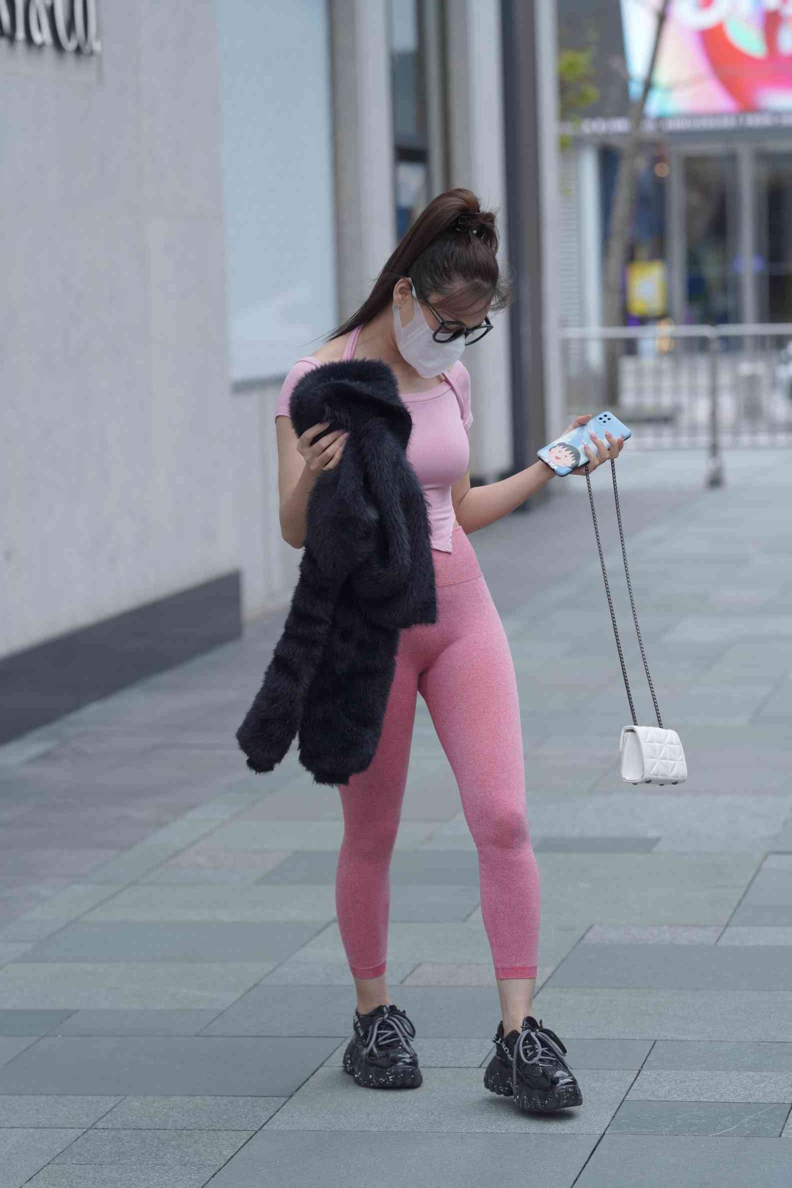 粉红色瑜伽裤的眼镜妹妹【93P】04019-哈哈图库