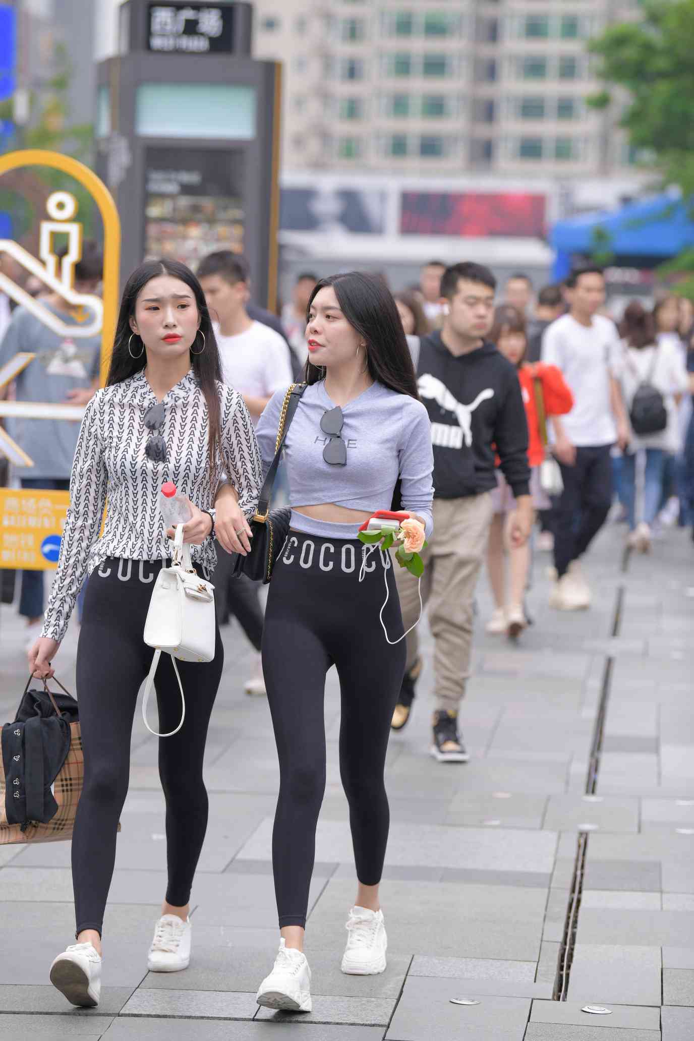 图片[2]-【免费】逛街的两个瑜伽裤姑娘【40P】04030-哈哈图库