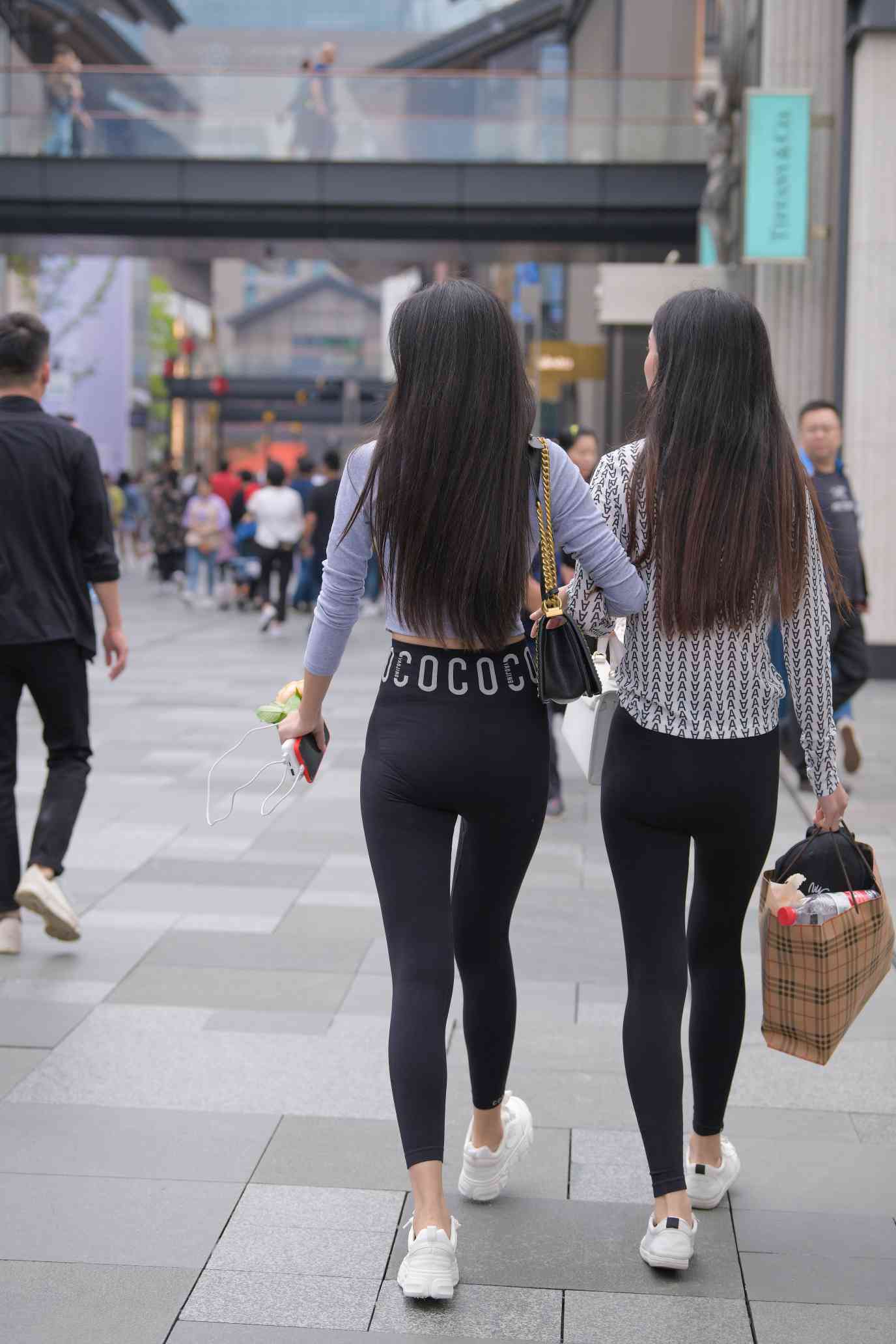 图片[3]-【免费】逛街的两个瑜伽裤姑娘【40P】04030-哈哈图库