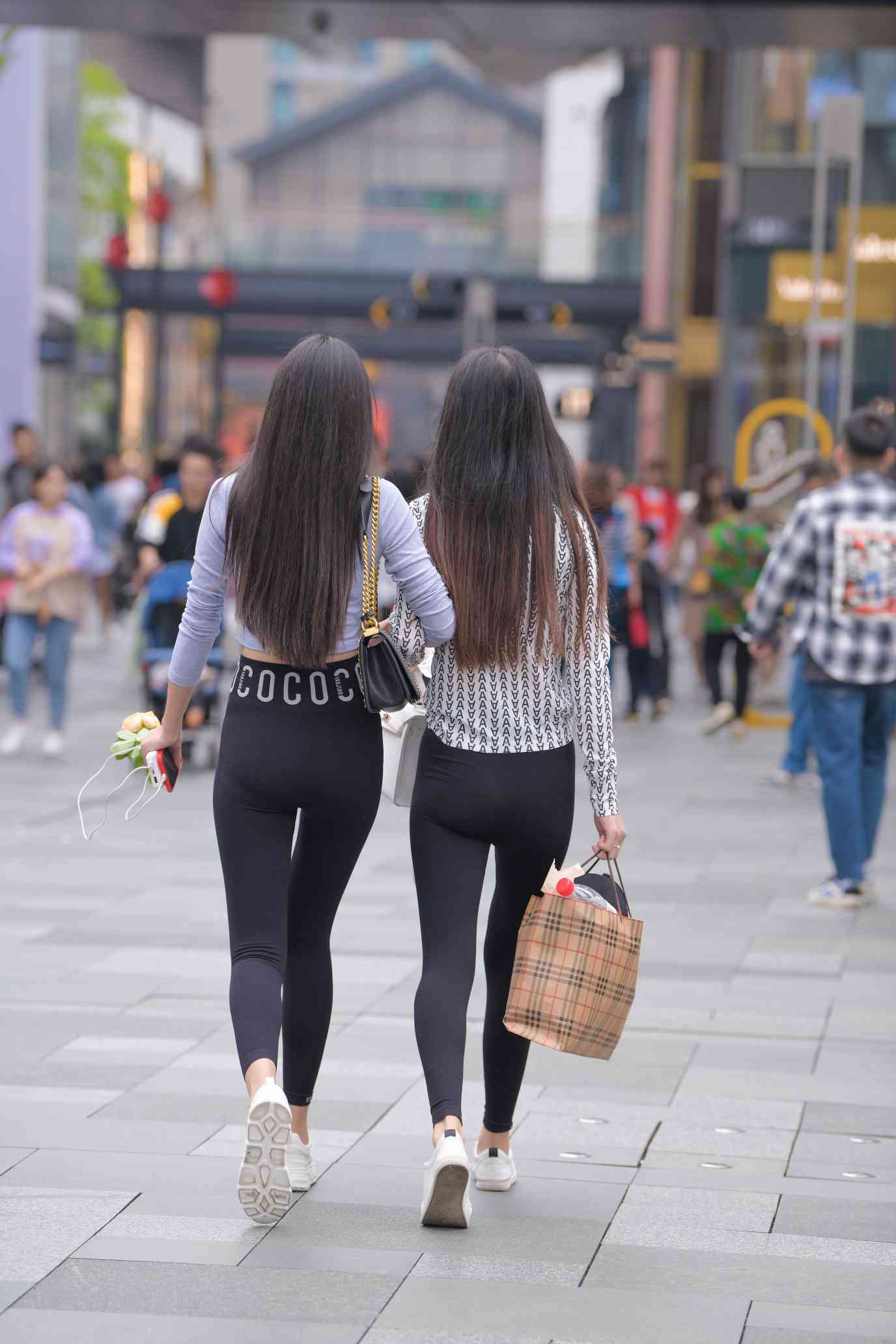 图片[4]-【免费】逛街的两个瑜伽裤姑娘【40P】04030-哈哈图库