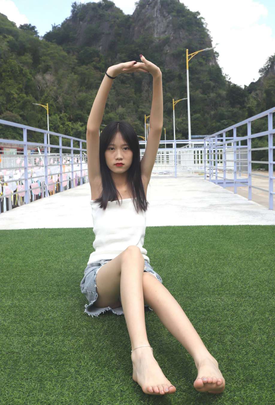 坐在草地上的长发女孩【172P】20012-哈哈图库
