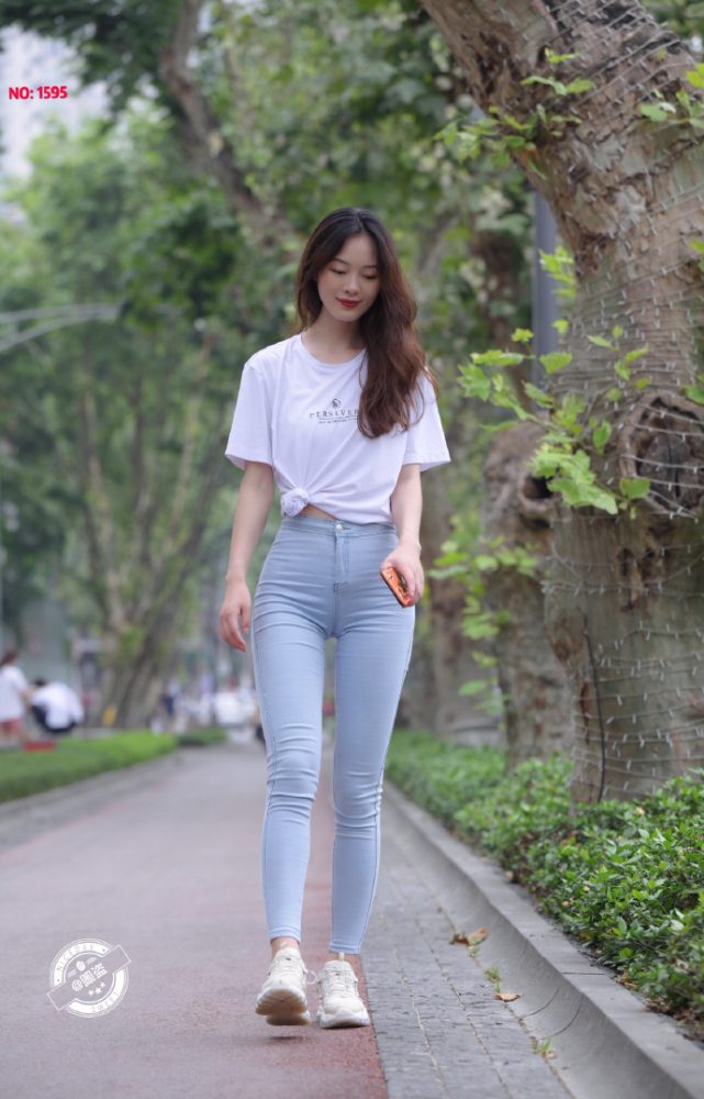 个子非常高的紧身牛仔裤女孩J2065 879P1V-25.5GB-哈哈图库