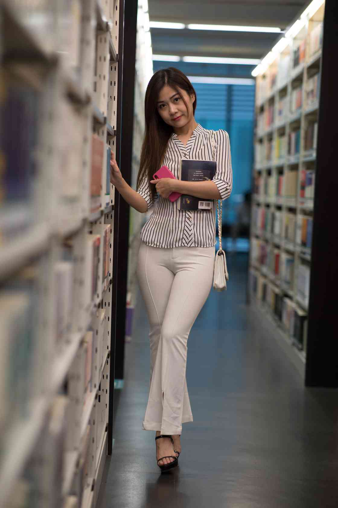 图片[5]-逛书店的白色紧身裤女孩【450P】04040-哈哈图库