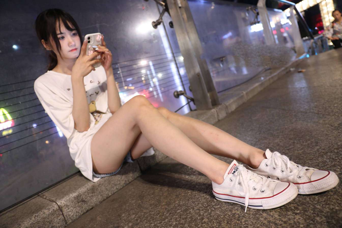 图片[3]-KTV里唱歌的长腿帆布鞋女孩【102P】20015-哈哈图库