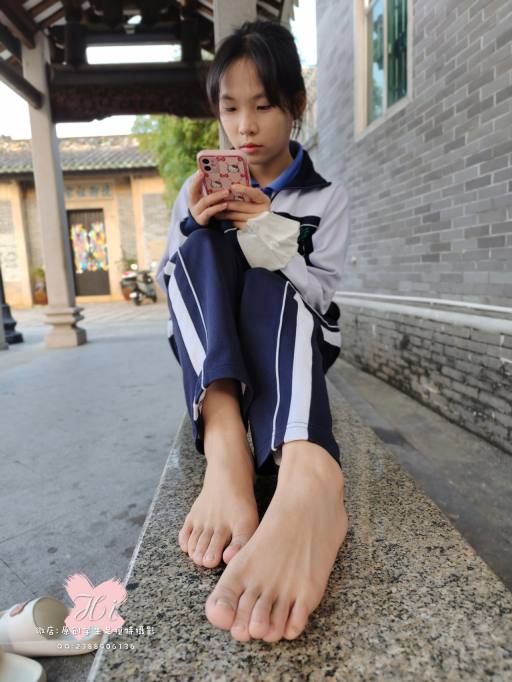 【免费】专心致志玩手机的女孩【42P】20028-哈哈图库