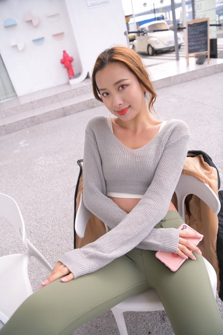 图片[2]-非常可爱的瑜伽裤女孩坐在凳子上 J1520 998P1V-26.5GB-哈哈图库