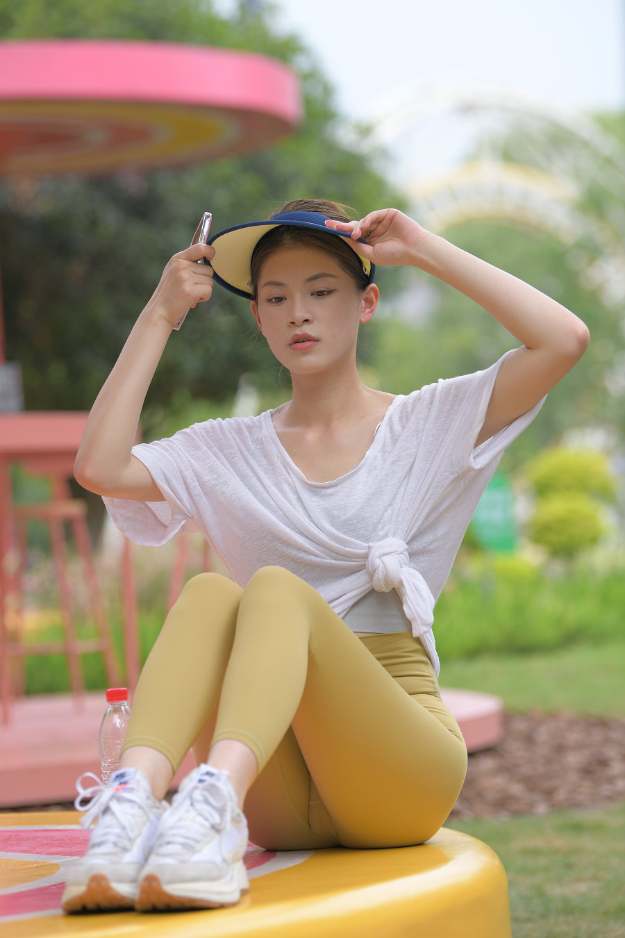 戴着遮阳帽的瑜伽裤女孩J2965 796P1V-27.1GB-哈哈图库