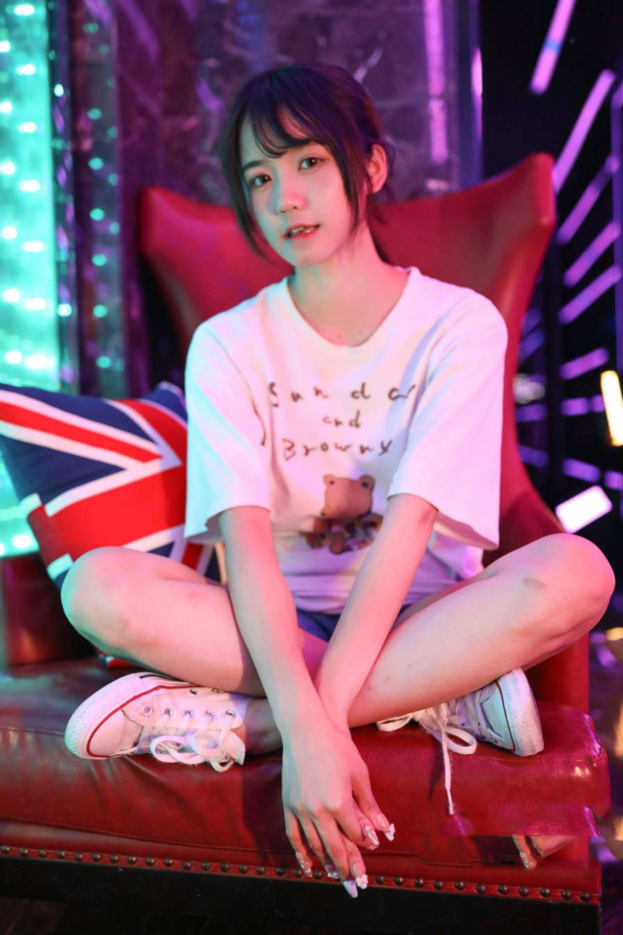 图片[2]-KTV里唱歌的长腿帆布鞋女孩【102P】20015-哈哈图库