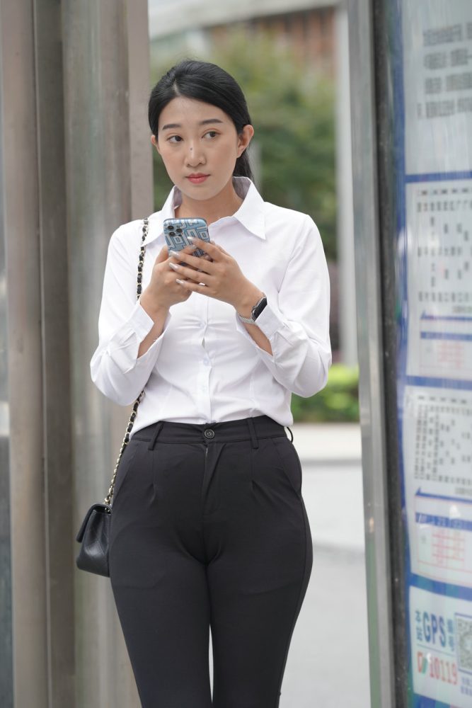 图片[3]-等公交的制服女人J2130 976P2V-29.5GB-哈哈图库