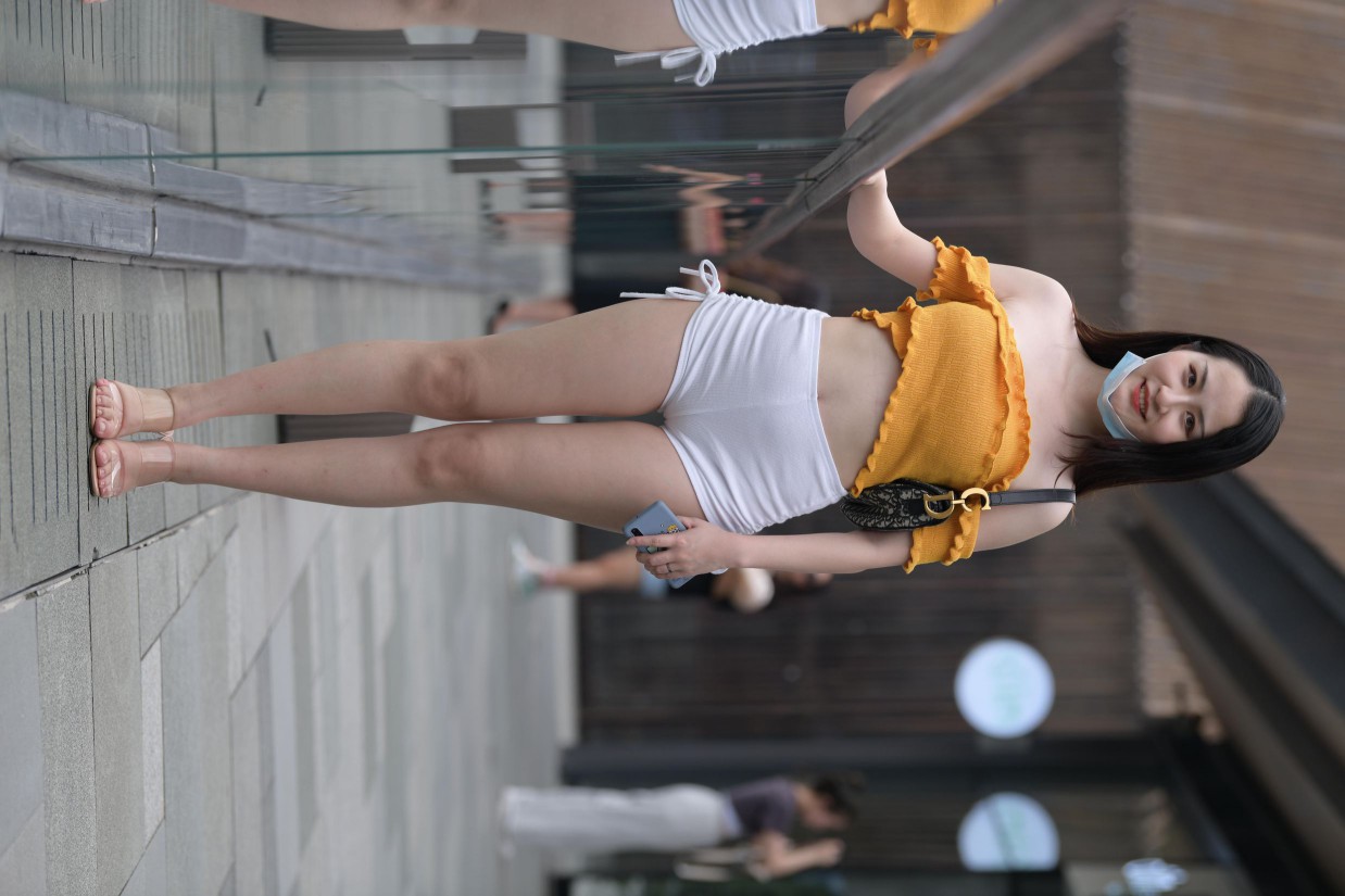 图片[2]-高腰白色短裤的漂亮女孩【767P】00065-哈哈图库