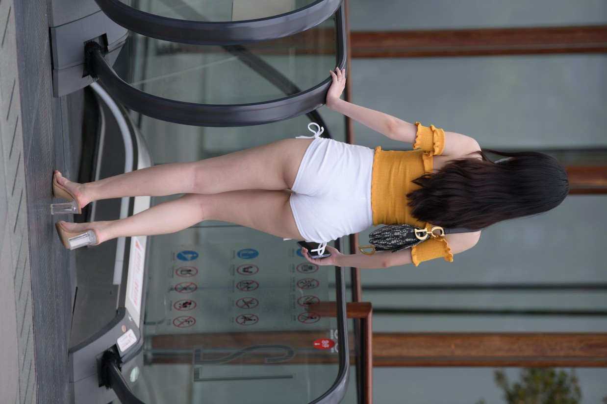 图片[3]-高腰白色短裤的漂亮女孩【767P】00065-哈哈图库