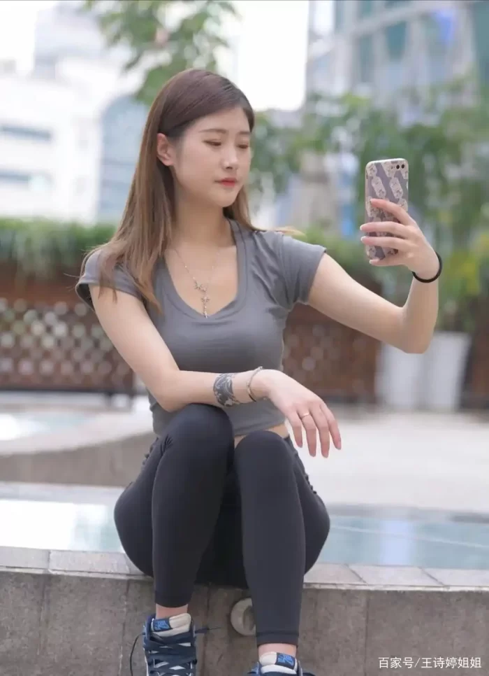 图片[2]-有小虎牙非常甜美的瑜伽裤女孩-哈哈图库