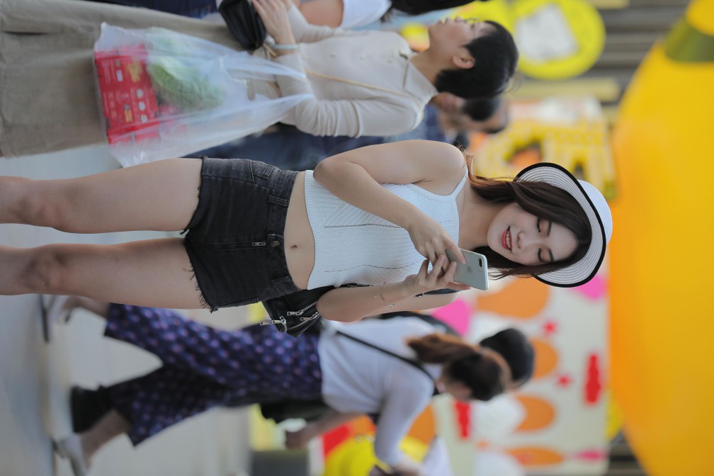 图片[2]-非常时尚阳光的牛仔热裤女孩【808P】00064-哈哈图库