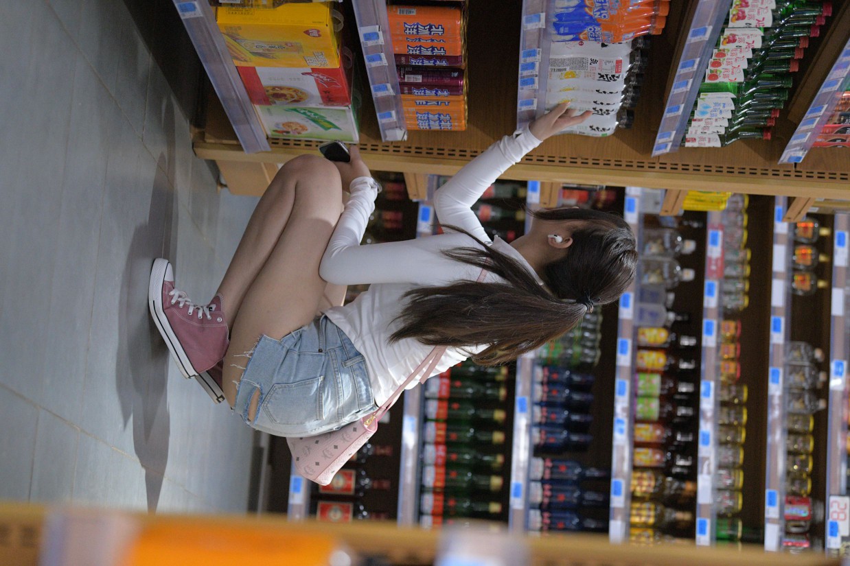 图片[5]-紧身牛仔短裤骑自行车的漂亮女孩【588P】00053-哈哈图库