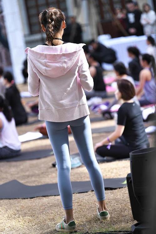 图片[2]-在广场看热闹的瑜伽裤女人-哈哈图库