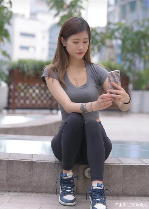 有小虎牙非常甜美的瑜伽裤女孩-哈哈图库