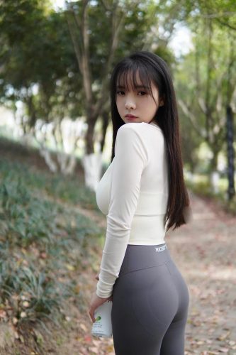图片[9]-穿瑜伽裤爬山的长发少女-哈哈图库