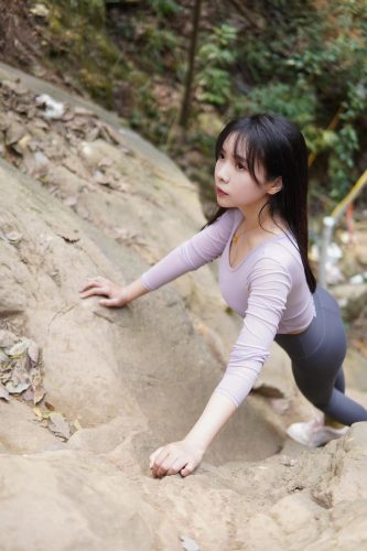 图片[8]-穿瑜伽裤爬山的长发少女-哈哈图库