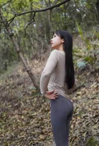 图片[5]-穿瑜伽裤爬山的长发少女-哈哈图库
