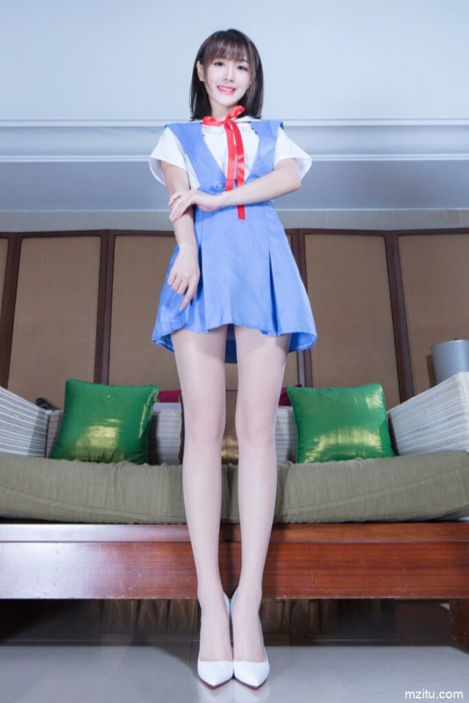 台湾妹子好甜美，一双大白腿让人移不开眼！-哈哈图库