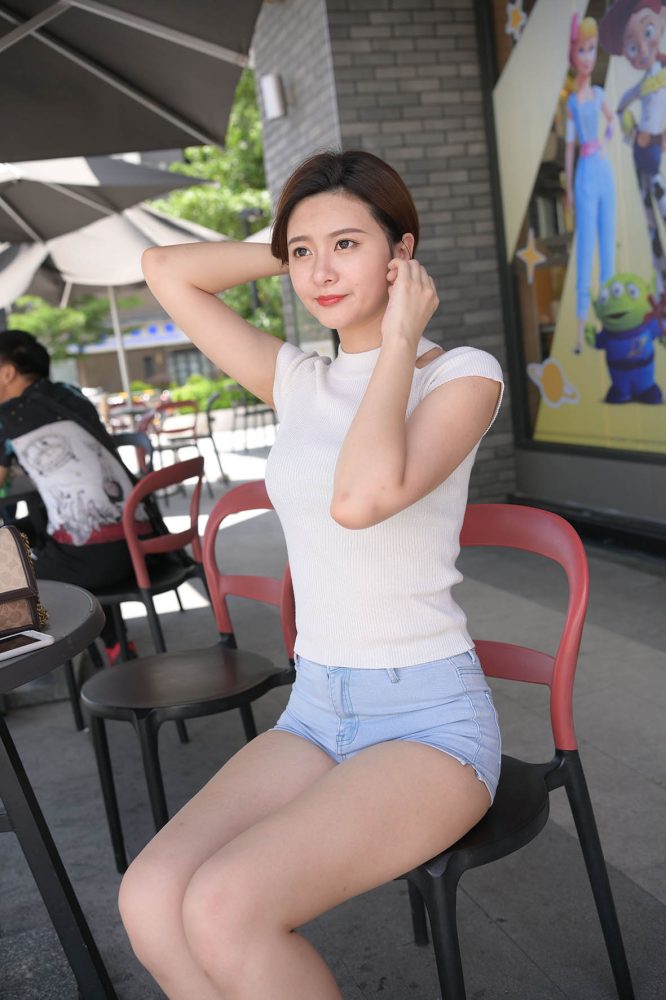 短发牛仔的漂亮女生【2.4G】-哈哈图库