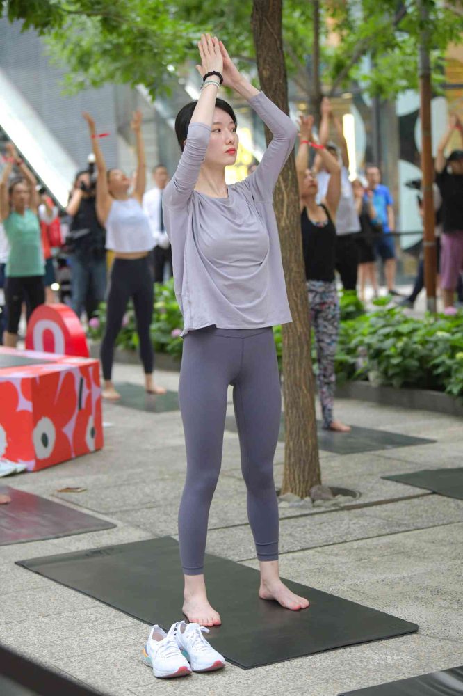 做瑜伽的小女人【75P】04023-哈哈图库