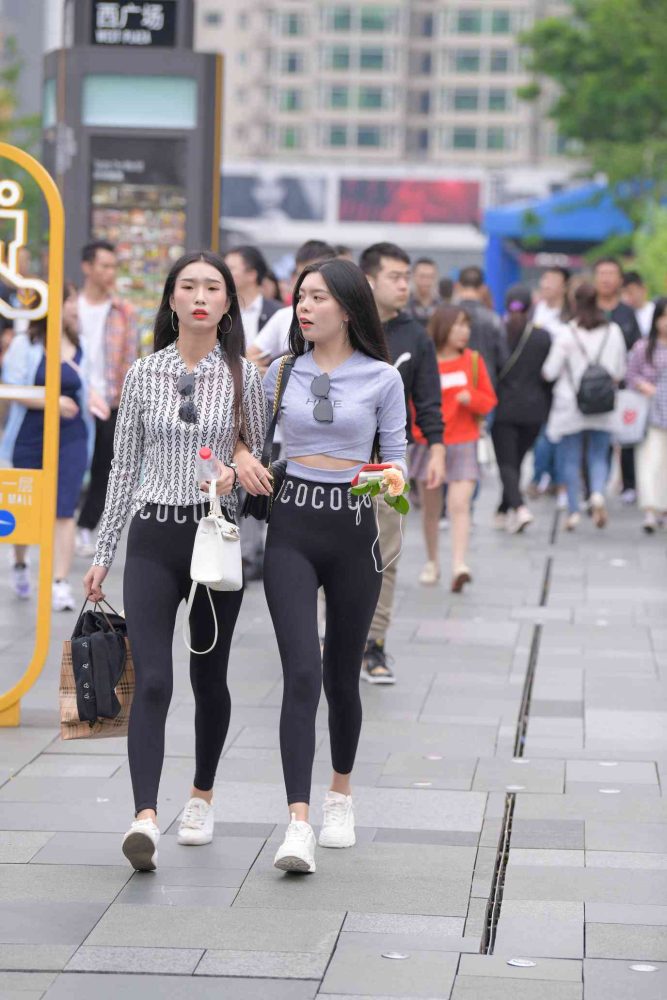 【免费】逛街的两个瑜伽裤姑娘【40P】04030-哈哈图库