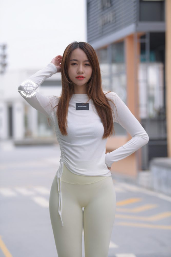 漂亮的白色瑜伽裤女孩 J1441 696P1V-21.4GB-哈哈图库