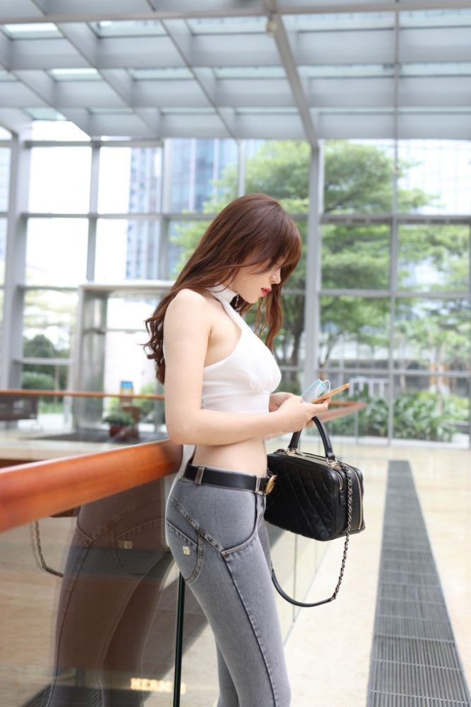 紧身牛仔裤烫发女孩逛商场【124】00026-哈哈图库