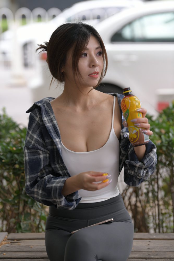 喝饮料的瑜伽裤女孩J2242 383P1V-17.5GB-哈哈图库