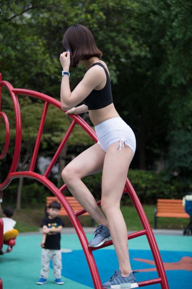 在户外玩耍的白色短裤漂亮姑娘【239P】00061-哈哈图库