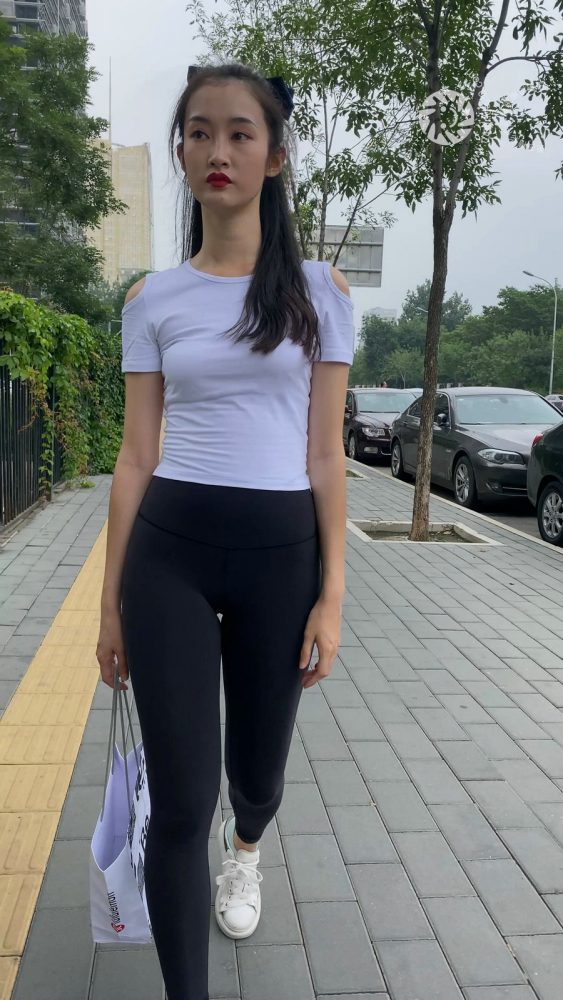 黑色瑜伽裤逛街的女孩J4000 MP4-7.76GB-哈哈图库