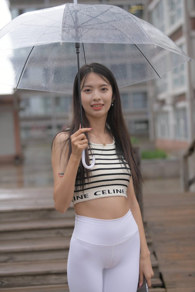 打伞的白色瑜伽裤女孩J2986 622P1V-22.06GB-哈哈图库