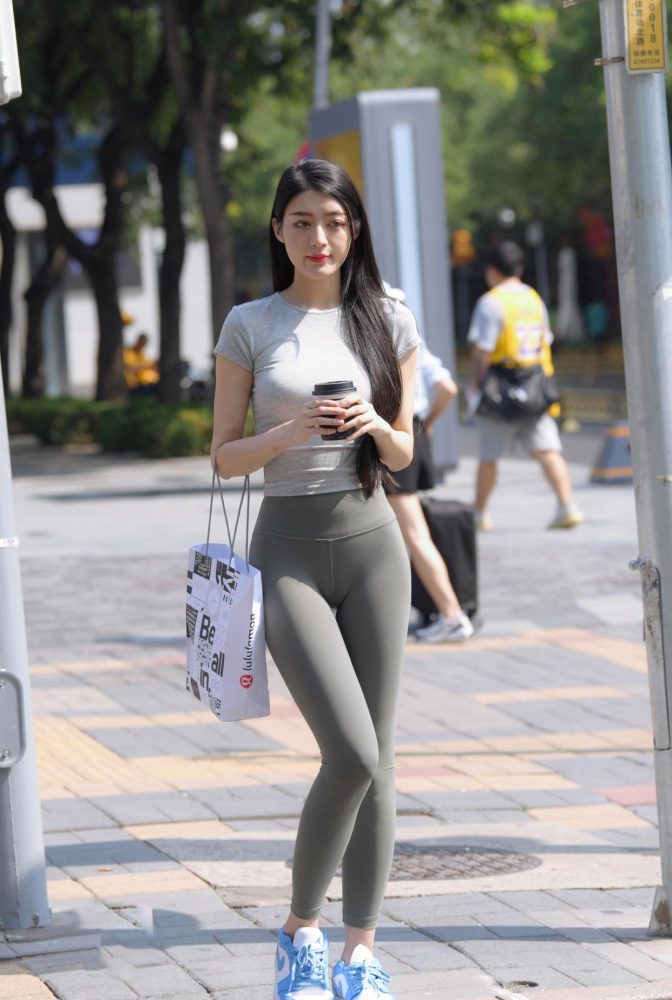 在外面逛街的瑜伽裤女孩J2240 449P1V-16.7GB-哈哈图库