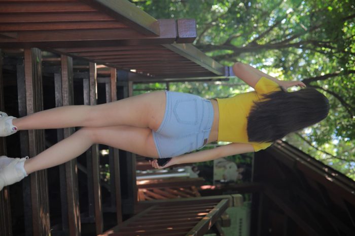 在户外散心的紧身牛仔短裤女孩【536P】00048-哈哈图库