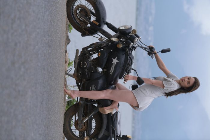 阴雨天在海边骑车的长发女人【156P】00044-哈哈图库