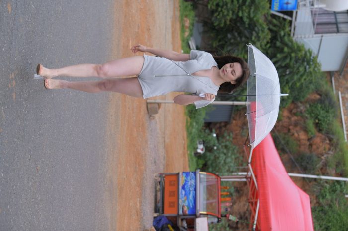 阴雨天在海边骑车的长发女人【156P】00044-哈哈图库