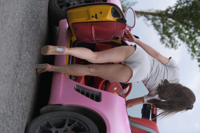 在海边开跑车的连衣短裤女孩【390P】00030-哈哈图库