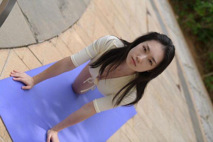 游泳池旁边的比基尼女生【327P】00042-哈哈图库