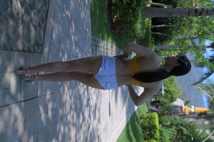 在海南度假的紧身白色短裤女孩【202P】00033-哈哈图库