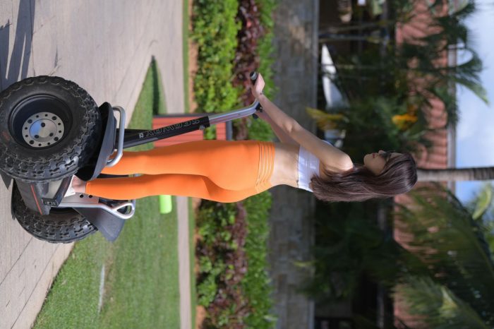 骑着平衡车的橘黄色瑜伽裤妹妹【620P】00054-哈哈图库