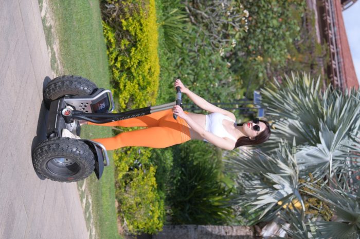 骑着平衡车的橘黄色瑜伽裤妹妹【620P】00054-哈哈图库