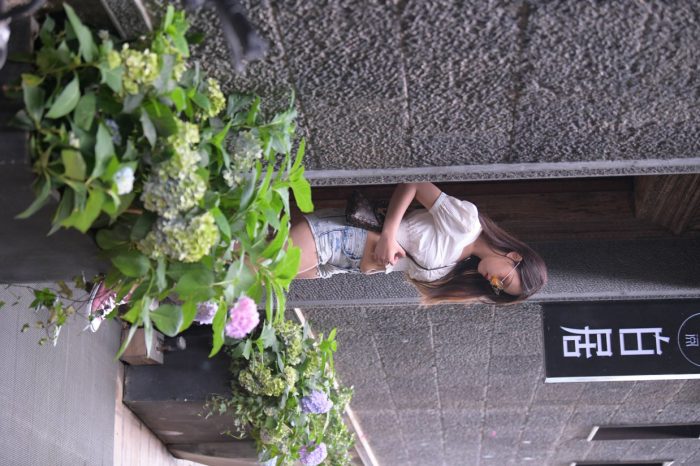 戴太阳镜的牛仔短裤紧身牛仔MM【167P】00021-哈哈图库