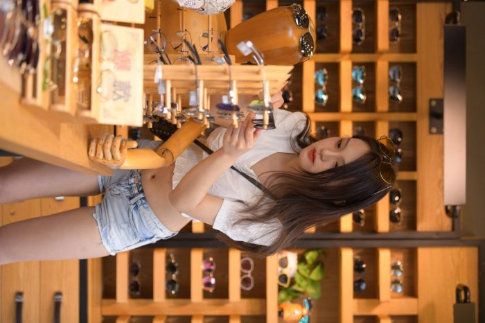 头戴花环的南方姑娘身穿紧身牛仔短裤【161P】00028-哈哈图库