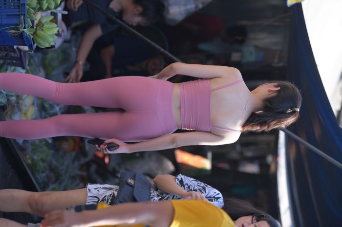 粉色的甜美瑜伽裤女孩在逛街【372P】00057-哈哈图库