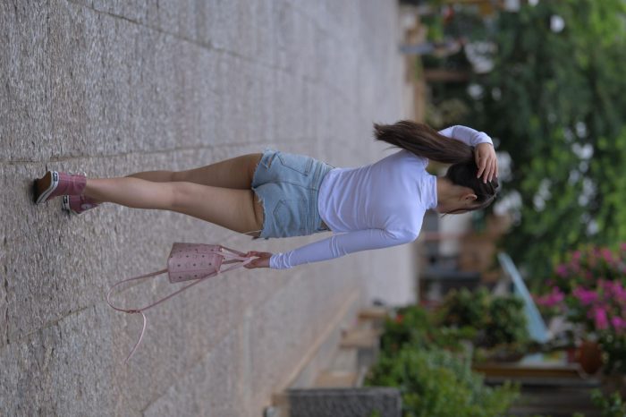 紧身牛仔短裤骑自行车的漂亮女孩【588P】00053-哈哈图库