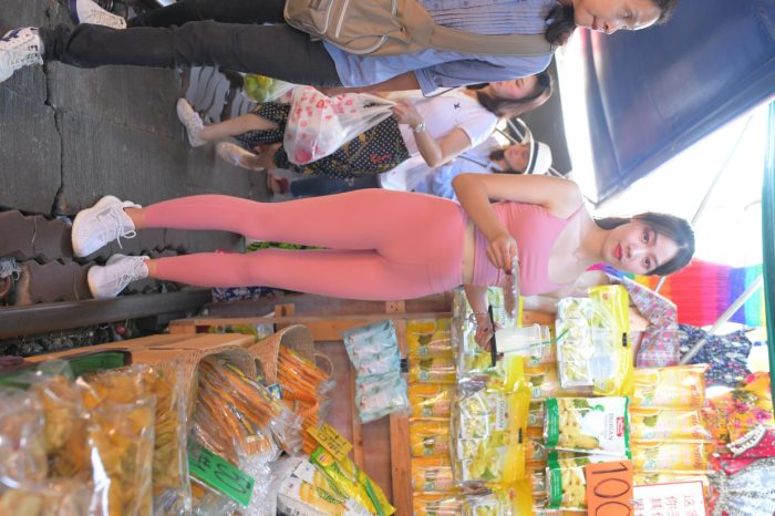 粉色的甜美瑜伽裤女孩在逛街【372P】00057-哈哈图库