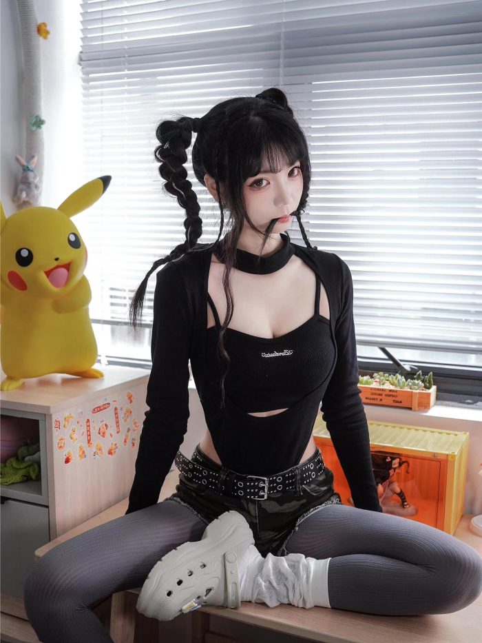 牛仔热裤+灰丝姑娘玩自拍-哈哈图库