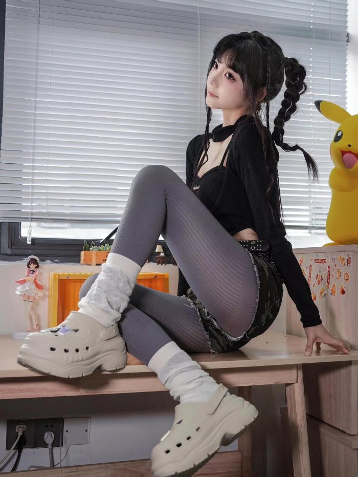 牛仔热裤+灰丝姑娘玩自拍-哈哈图库