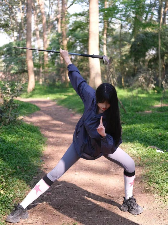 爱爬山的瑜伽裤MM，太甜美了！~-哈哈图库